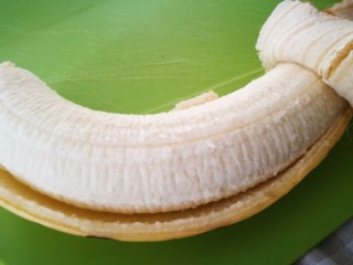 2、家宴甜品～燕麦香蕉酸奶杯,香蕉剥皮