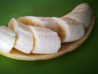 3、家宴甜品～燕麦香蕉酸奶杯,切小