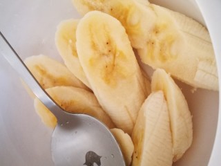 4、家宴甜品～燕麦香蕉酸奶杯,倒入大碗 用勺子捣碎