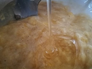 5、家宴甜品～燕麦香蕉酸奶杯,加入蜂蜜