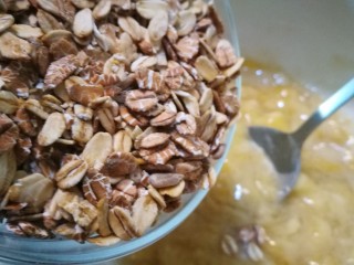 6、家宴甜品～燕麦香蕉酸奶杯,倒入麦片