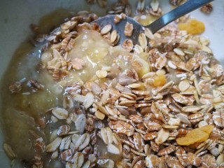 7、家宴甜品～燕麦香蕉酸奶杯,搅拌均匀