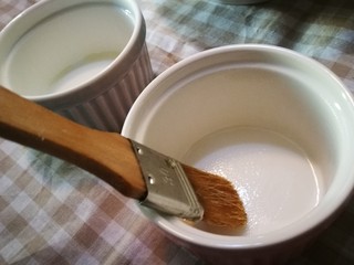 8、家宴甜品～燕麦香蕉酸奶杯,用油刷一下烤碗内侧