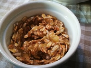 9、家宴甜品～燕麦香蕉酸奶杯,将麦片糊放入烤碗