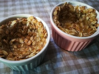 10、家宴甜品～燕麦香蕉酸奶杯,贴着碗边 将麦片糊整理成杯子状