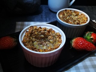 12、家宴甜品～燕麦香蕉酸奶杯,将烤碗从烤箱中取出 晾凉脱模