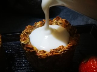 13、家宴甜品～燕麦香蕉酸奶杯,麦片杯中倒入酸奶
