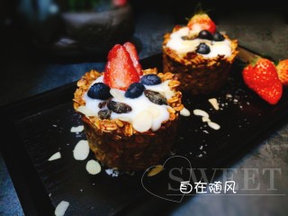 14、家宴甜品～燕麦香蕉酸奶杯,酸奶杯中放入草莓蓝莓提子干杏仁片