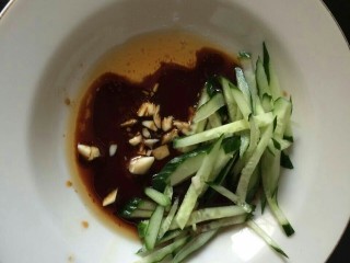 2、素食拌面,将生抽，酱油，麻油，黄瓜，醋，糖，盐加入盘中（比例在材料中）。