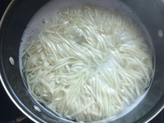 3、素食拌面,将面条煮熟，可以加一点盐可以是面劲道。