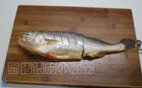 1、干烧黄鱼,黄花鱼去鳞，去内脏，在表面打上花刀。