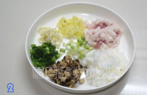 2、干烧黄鱼,五花肉、笋尖、水发香菇分别切丁。生姜大蒜切碎，香葱分开葱白葱绿切碎。