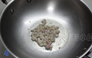 4、干烧黄鱼,炒锅烧热，凉油放入五花肉丁用小火煎制。