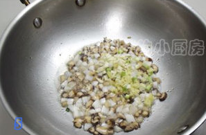 5、干烧黄鱼,煎至油有少许出油时，再放入姜末、蒜末、葱白碎炒出香味。