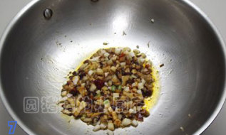 6、干烧黄鱼,放入笋丁、香菇丁炒出香味。