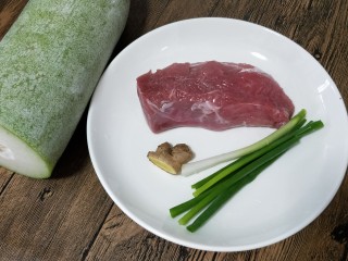 1、冬瓜圆子汤,准备如图的食材，冬瓜可用青皮的，我喜欢小的这种。肉呢最好前腿肉，最近2天暴雨没出门，将做肉片的肉拿来用了