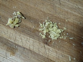 4、冬瓜圆子汤,姜一半拍碎，一半擦姜蓉（我家孩子不喜姜，切末吃出来就吐掉，因此都弄成蓉，吃味却不见姜）