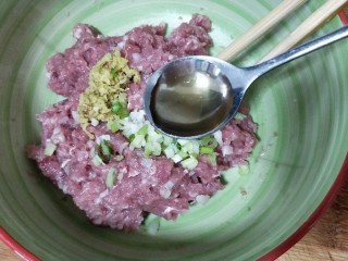 8、冬瓜圆子汤,姜葱末，料酒