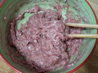 13、冬瓜圆子汤,拌好的如图示这样的，肉馅很有粘性