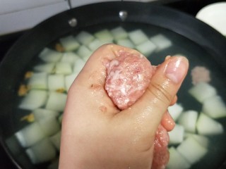 14、冬瓜圆子汤,冬瓜煮八成熟时转小火，手抓一把肉馅，用虎口挤出一小肉团，勺子沾下水，将肉丸刮到锅里