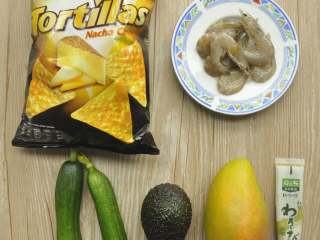 1、低脂大虾咔嚓沙拉,准备好食材。