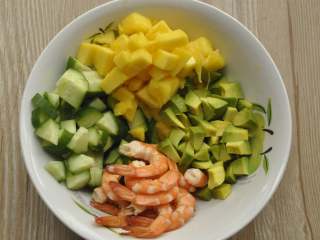 2、低脂大虾咔嚓沙拉,基围虾煮熟，去壳；芒果去皮，切丁；黄瓜切丁；牛油果切丁。