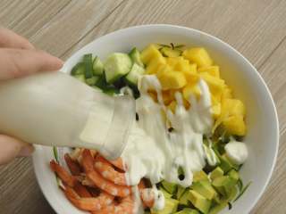 3、低脂大虾咔嚓沙拉,倒入适量酸奶。
