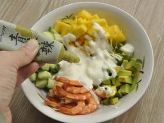 4、低脂大虾咔嚓沙拉,根据个人口味挤入少量青芥辣。