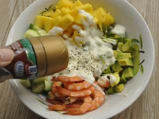 5、低脂大虾咔嚓沙拉,撒上适量现磨黑胡椒。