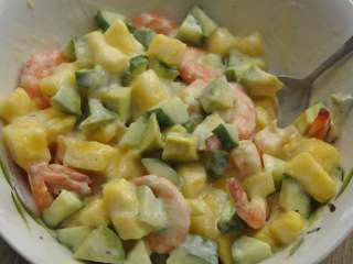 6、低脂大虾咔嚓沙拉,用勺子轻轻拌匀。