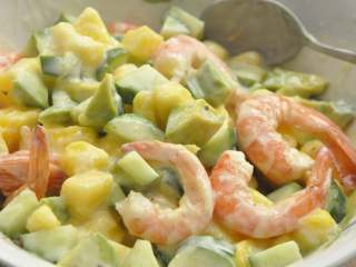 7、低脂大虾咔嚓沙拉,拌好的沙拉可以直接食用。但是爱折腾的吃货可不会到这里就结束了……