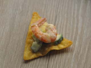 8、低脂大虾咔嚓沙拉,取一片玉米片，用勺子舀上适量的沙拉。