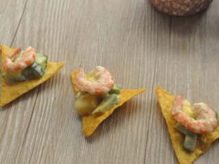 9、低脂大虾咔嚓沙拉,把沙拉都盛到玉米片上。