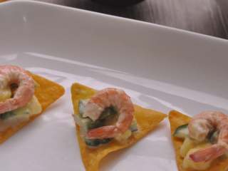 10、低脂大虾咔嚓沙拉,装入盘中。