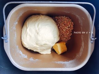 2、颗颗香浓花生粒入口的南瓜乳酪软欧包,加入30g黄油和花生碎，再次启动和面程序，时间设置25分钟。