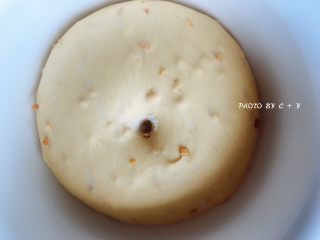 6、颗颗香浓花生粒入口的南瓜乳酪软欧包,食指沾少许面包粉，伸进面团中间，四周不凹陷不回缩，定格成肚脐眼状即表示发酵完成。