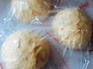 8、颗颗香浓花生粒入口的南瓜乳酪软欧包,松弛好的面团较之前更柔软有弹性一些，松弛的时候保鲜膜上面依旧可以盖个湿毛巾。