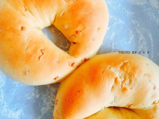 10、颗颗香浓花生粒入口的南瓜乳酪软欧包,出炉啦，黄黄的南瓜色真好看。