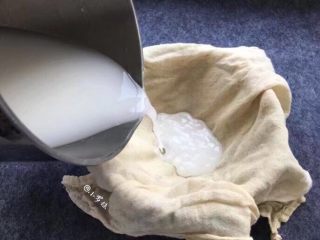 3、玫瑰酱米凉虾,用豆浆机打磨米浆不够完美，需用纱布过滤掉米渣，否则因为有米渣影响凉虾的口感。