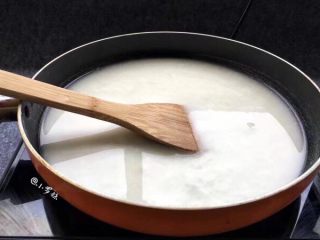 7、玫瑰酱米凉虾,米浆上锅煮，中火慢慢熬煮，不停搅拌，防止糊锅底！