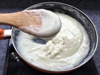 8、玫瑰酱米凉虾,翻炒至米浆用锅铲拿起来，米浆不容易掉下来，就可以关火做米凉虾了。