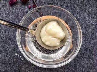 11、玫瑰酱米凉虾,把米浆放入漏勺中，用小勺子对着水盘不断搓挤，米浆会从漏勺中被挤出来，形成蝌蚪状。