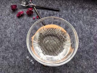 9、玫瑰酱米凉虾,准备一碗干净的清水。