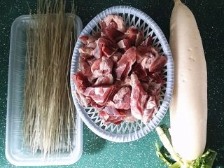 1、#食二星座# 牛肉萝卜粉丝汤,准备好所有食材