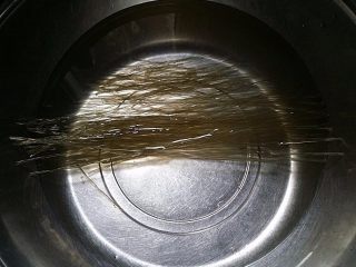 2、#食二星座# 牛肉萝卜粉丝汤,山芋粉丝提前浸泡变软