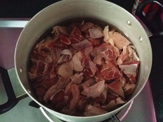 3、#食二星座# 牛肉萝卜粉丝汤,牛肉洗净后冷水入锅焯水