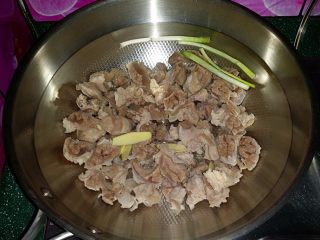 4、#食二星座# 牛肉萝卜粉丝汤,洗净后与葱姜、清水再次入锅