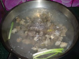 5、#食二星座# 牛肉萝卜粉丝汤,加盖大火煮开