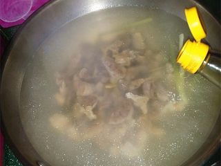 6、#食二星座# 牛肉萝卜粉丝汤,沿锅边滴适量料酒去腥转小火慢炖