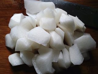 7、#食二星座# 牛肉萝卜粉丝汤,白萝卜去皮清净切滚刀块